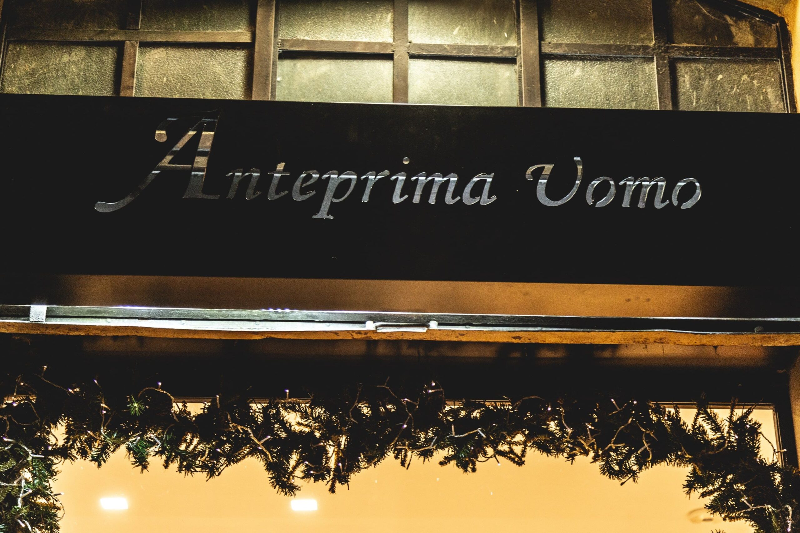 anteprima-uomo-insegna