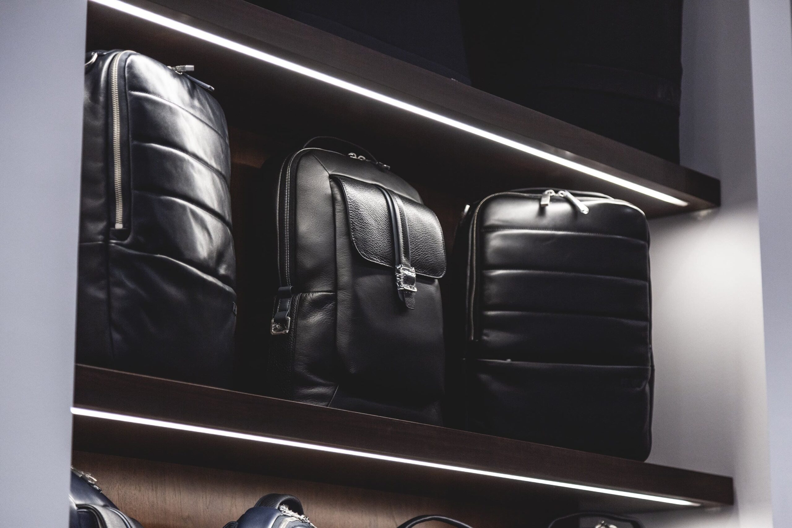 anteprima-uomo-zaini-pelle-nera